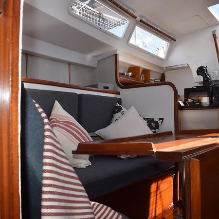 Velero En Puerto De Valencia - E&M Boats Hotel Kültér fotó