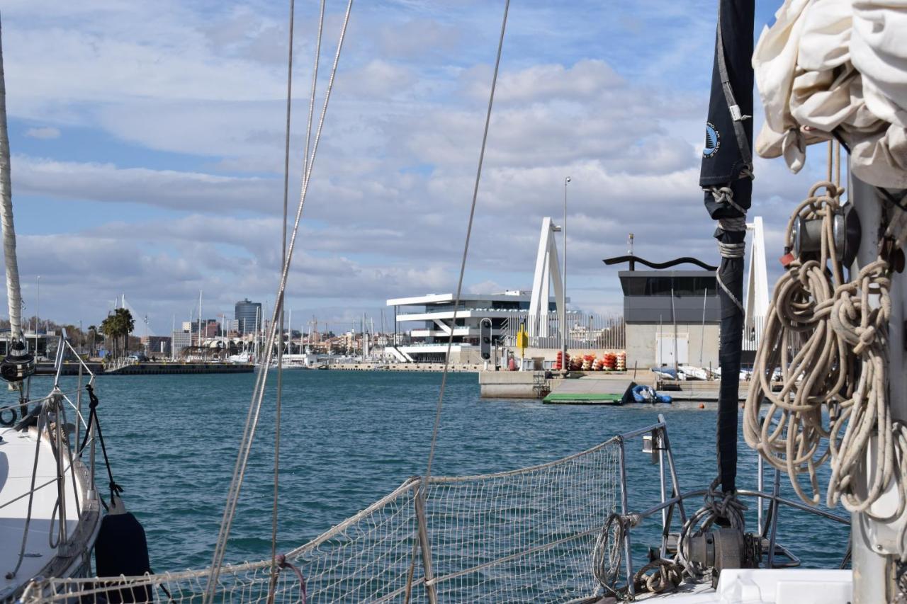 Velero En Puerto De Valencia - E&M Boats Hotel Kültér fotó