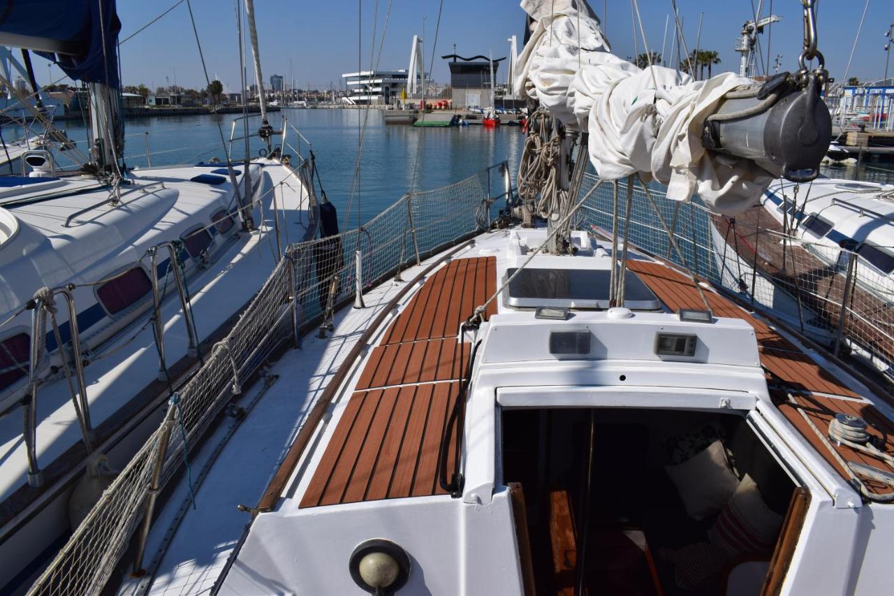 Velero En Puerto De Valencia - E&M Boats Hotel Kültér fotó