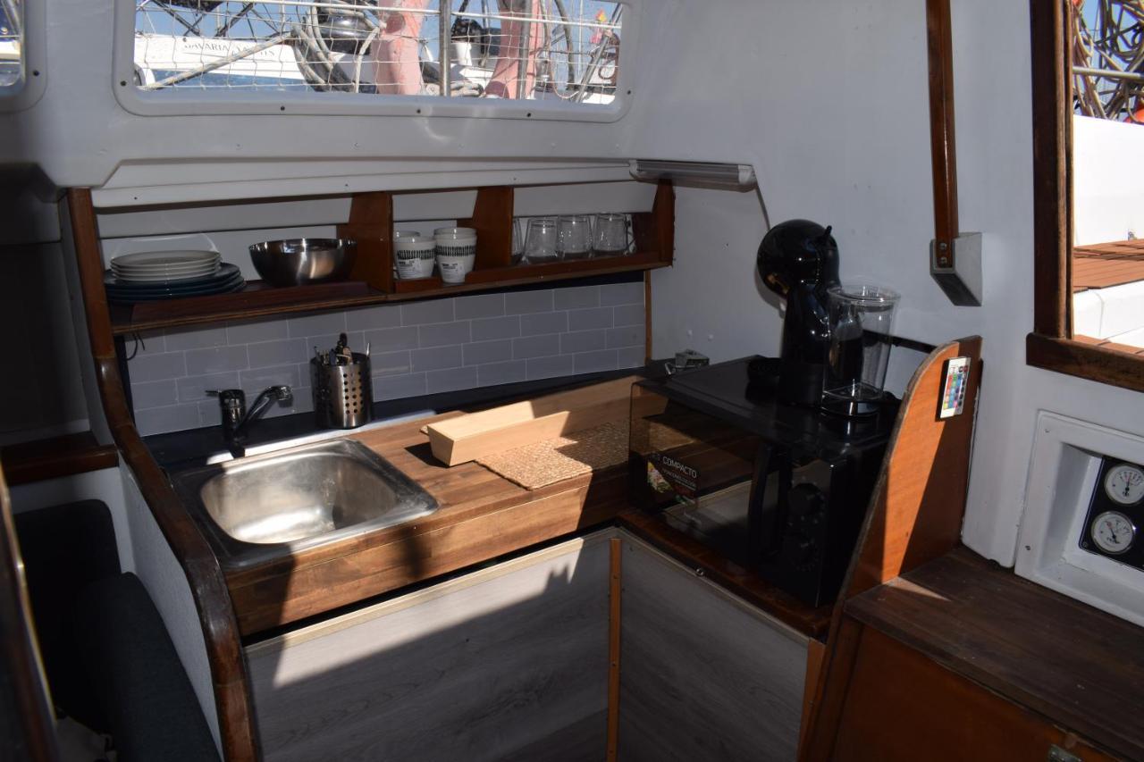 Velero En Puerto De Valencia - E&M Boats Hotel Kültér fotó