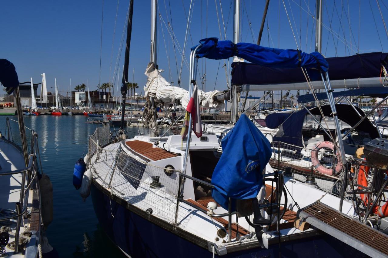 Velero En Puerto De Valencia - E&M Boats Hotel Kültér fotó