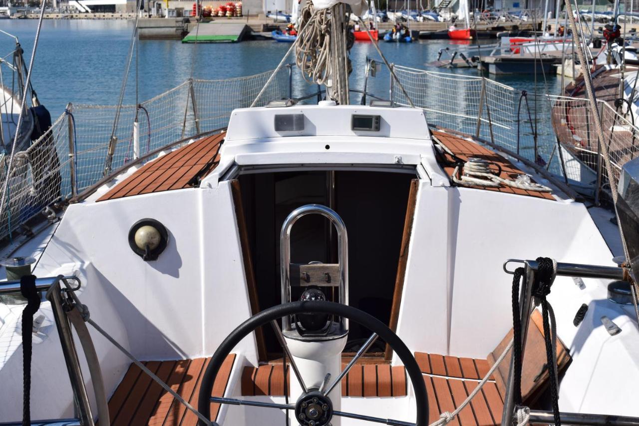 Velero En Puerto De Valencia - E&M Boats Hotel Kültér fotó